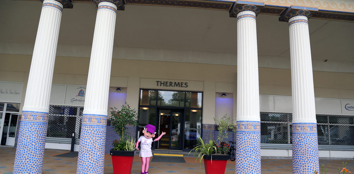 Open 88 - mascotte devant les Thermes de contrex